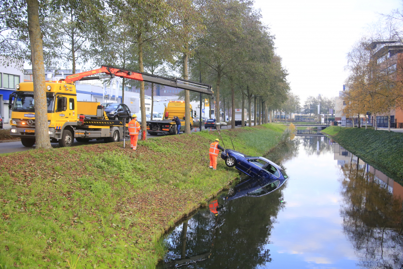 Auto raakt van de weg, ramt boom en belandt in sloot