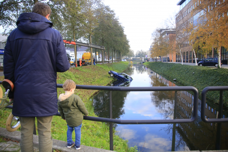 Auto raakt van de weg, ramt boom en belandt in sloot