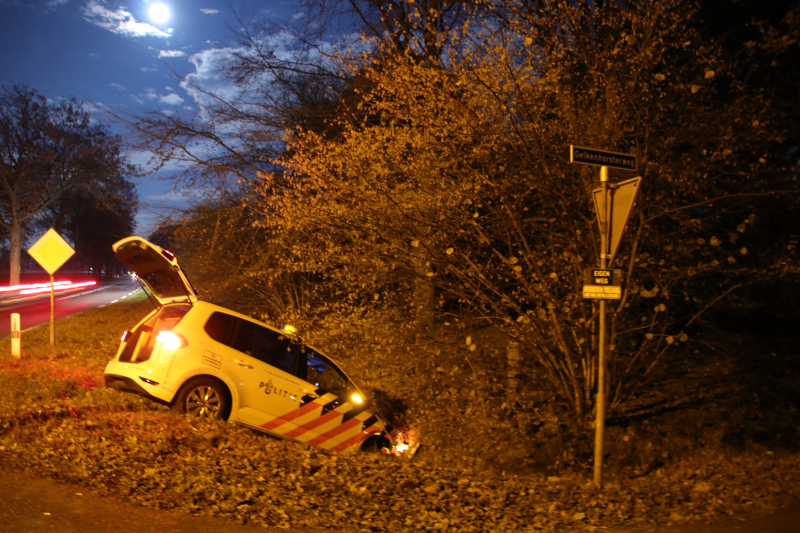 Politieauto vliegt uit bocht en belandt in sloot
