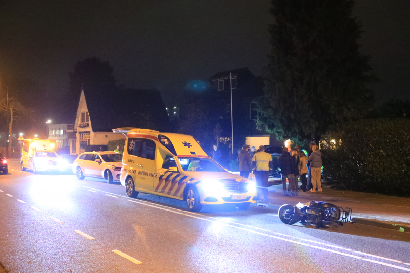 Twee scooterrijders gewond na aanrijding met auto