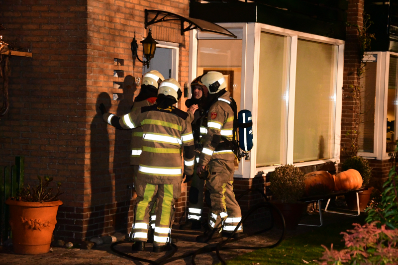 Woonkamer vol rook door schoorsteenbrand