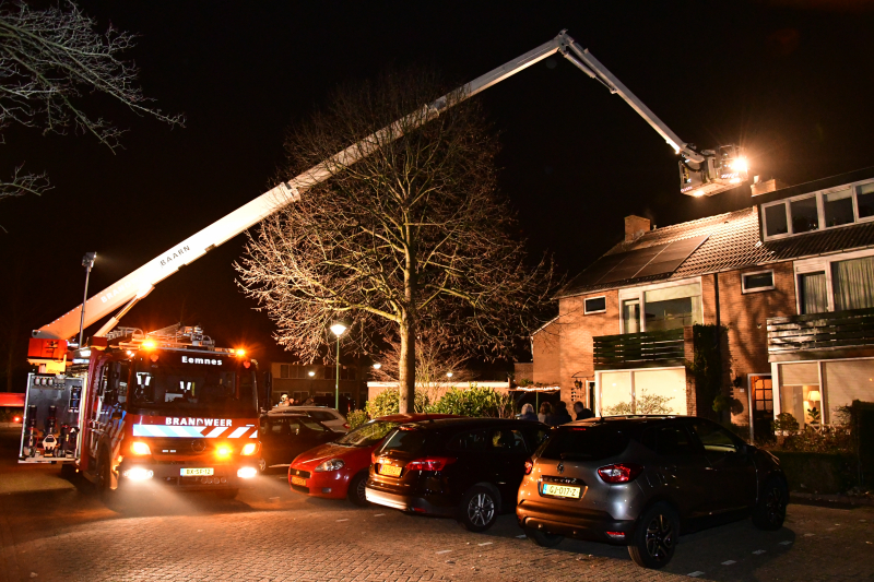 Woonkamer vol rook door schoorsteenbrand