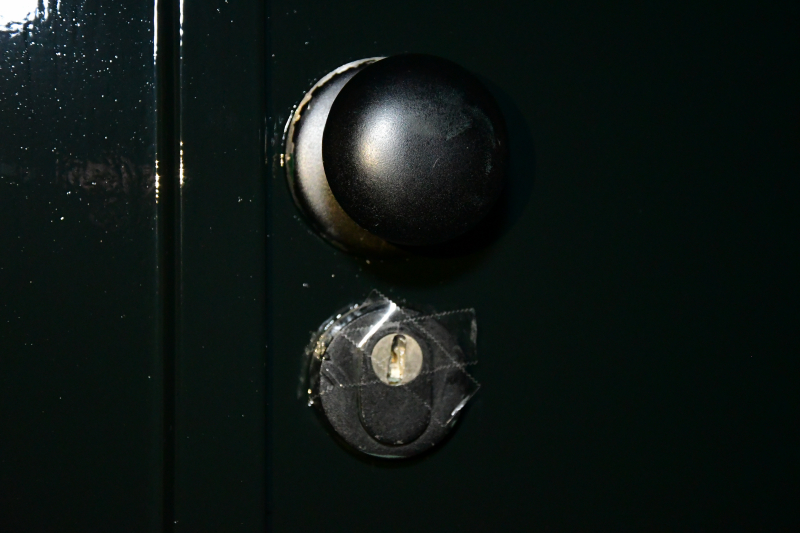 Plakband op meerdere sloten in buurt en poging woninginbraak