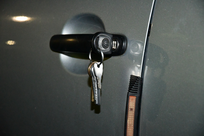 Plakband op meerdere sloten in buurt en poging woninginbraak