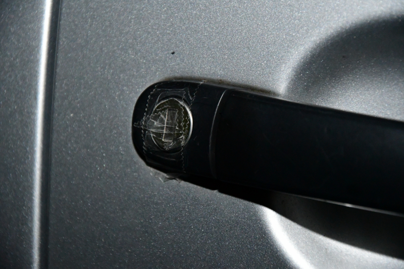 Plakband op meerdere sloten in buurt en poging woninginbraak