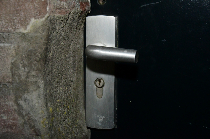 Plakband op meerdere sloten in buurt en poging woninginbraak