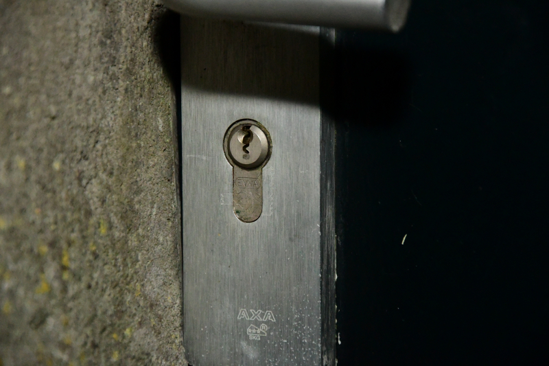 Plakband op meerdere sloten in buurt en poging woninginbraak