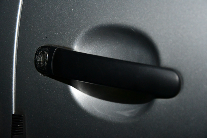 Plakband op meerdere sloten in buurt en poging woninginbraak