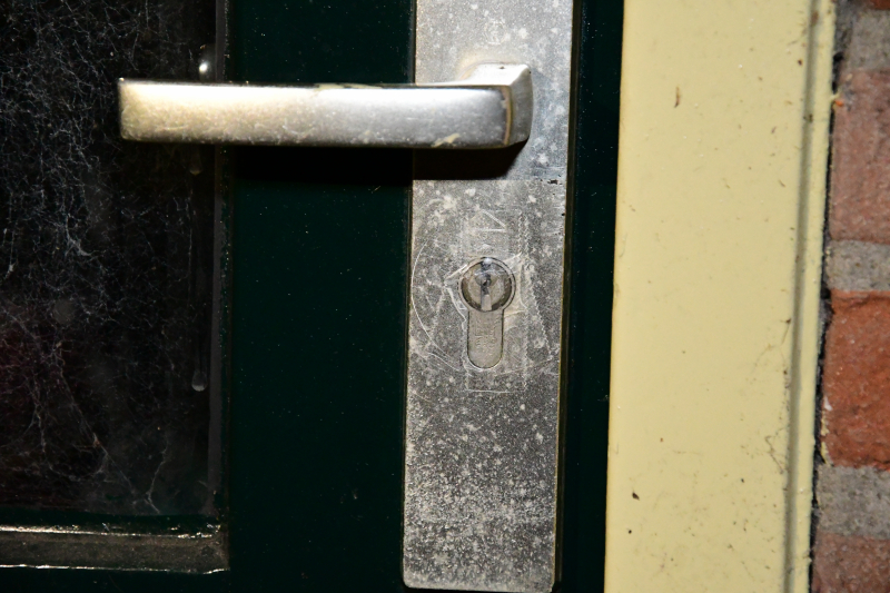Plakband op meerdere sloten in buurt en poging woninginbraak