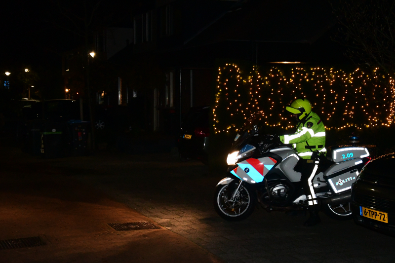 Plakband op meerdere sloten in buurt en poging woninginbraak