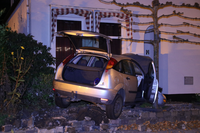 Auto rijdt tegen woning