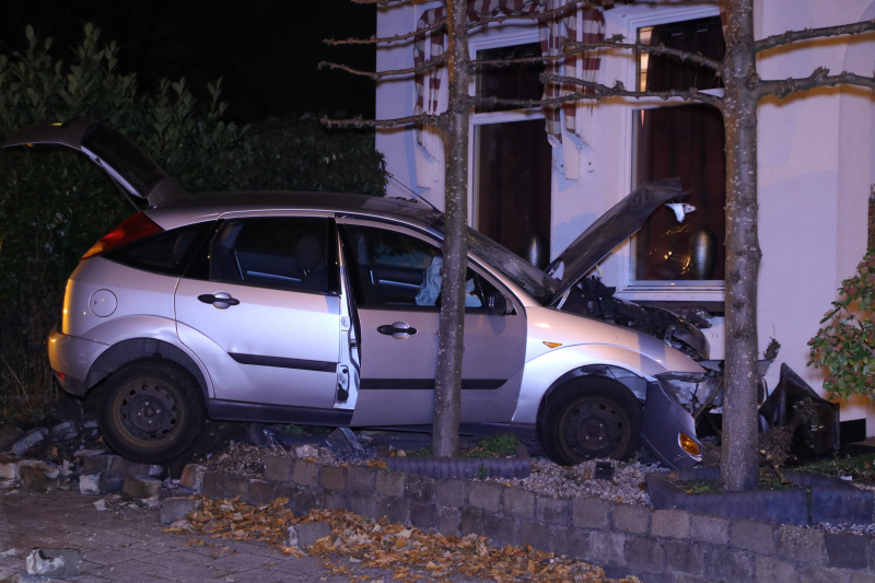 Auto rijdt tegen woning