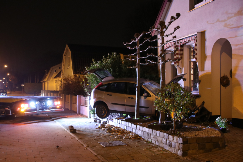 Auto rijdt tegen woning