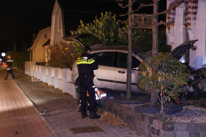 Auto rijdt tegen woning