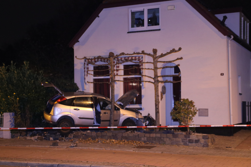 Auto rijdt tegen woning