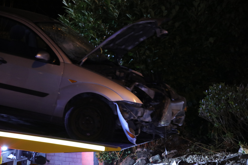 Auto rijdt tegen woning