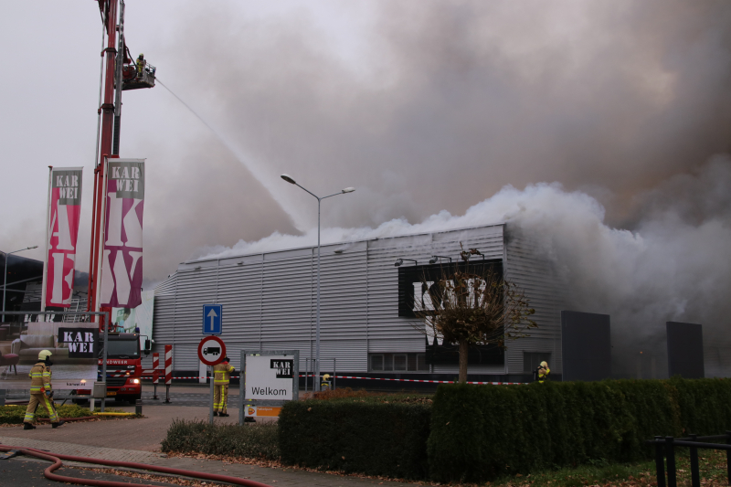 Felle brand verwoest bouwmarkt Karwei