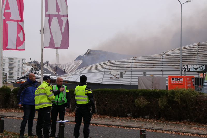 Felle brand verwoest bouwmarkt Karwei