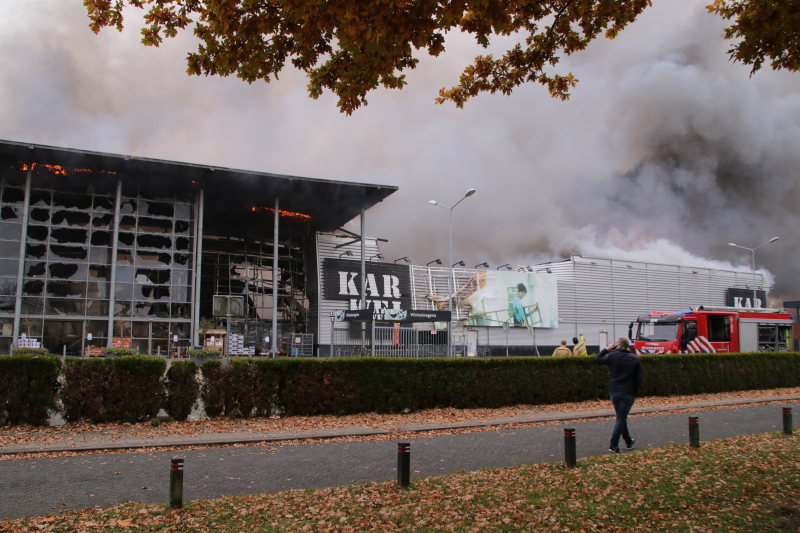 Felle brand verwoest bouwmarkt Karwei