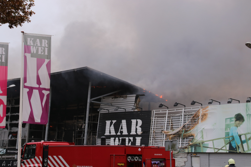 Felle brand verwoest bouwmarkt Karwei
