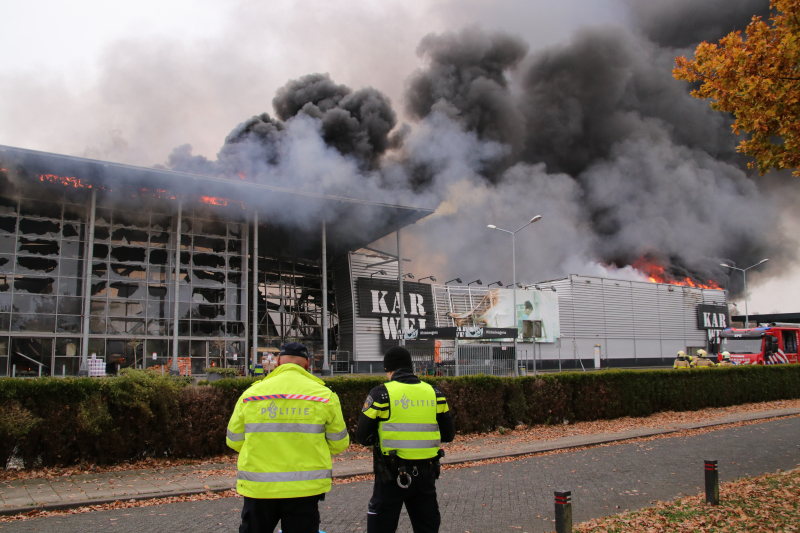 Felle brand verwoest bouwmarkt Karwei