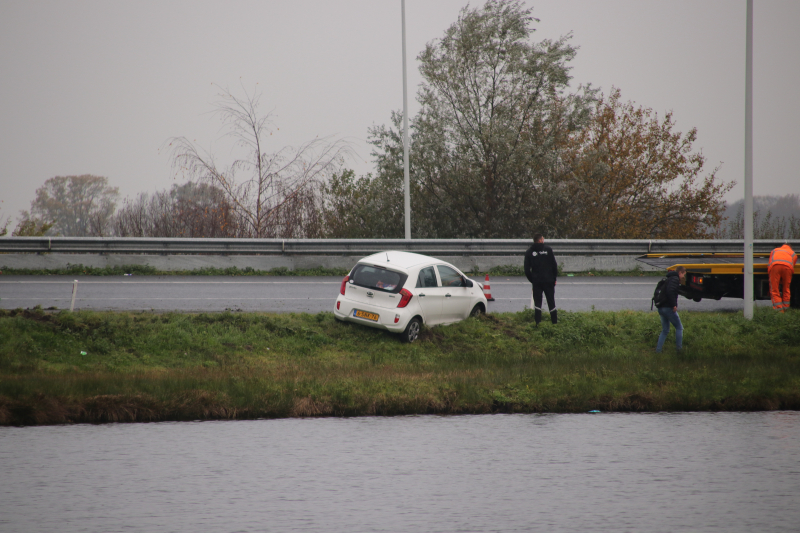 Auto belandt net niet in het water na glijpartij