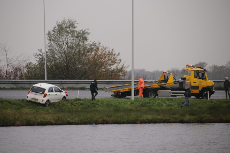 Auto belandt net niet in het water na glijpartij