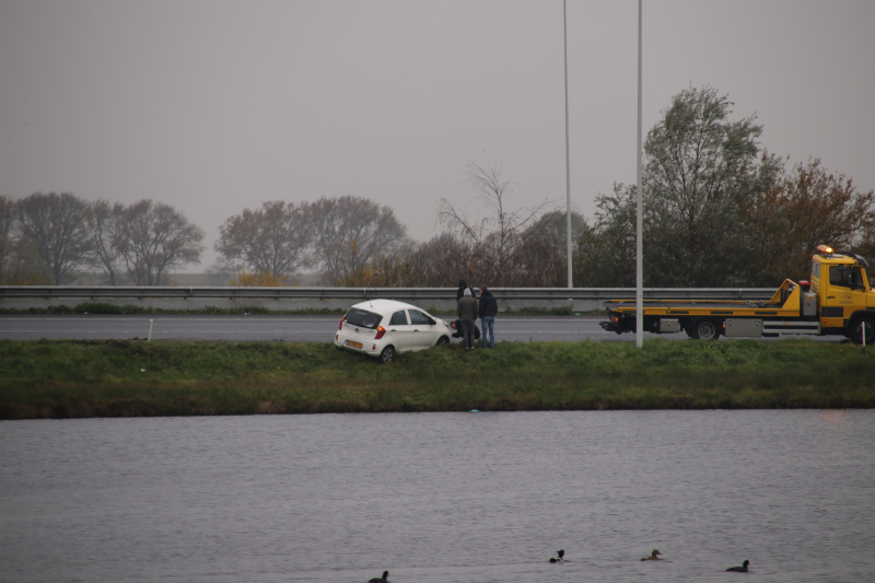 Auto belandt net niet in het water na glijpartij