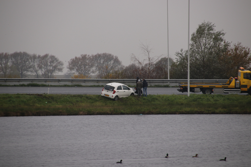 Auto belandt net niet in het water na glijpartij