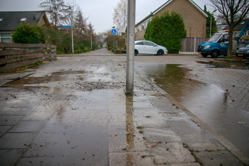 Straat blank na waterleidingbreuk