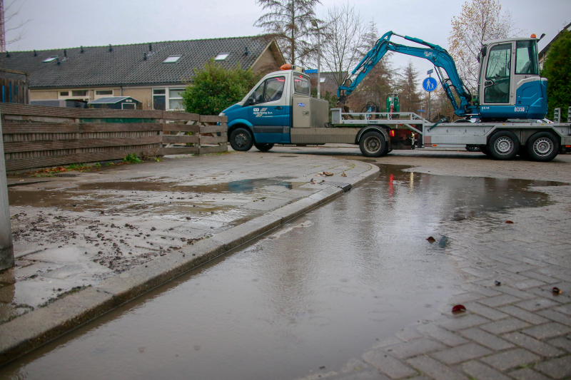 Straat blank na waterleidingbreuk