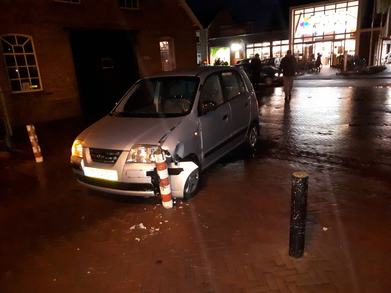 Automobilist ziet paaltje over het hoofd