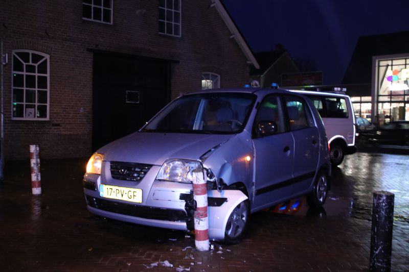 Automobilist ziet paaltje over het hoofd