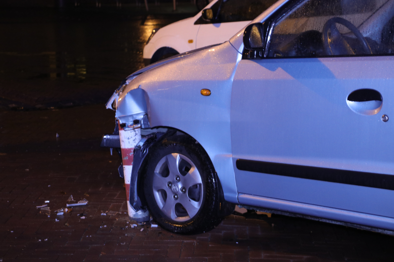 Automobilist ziet paaltje over het hoofd