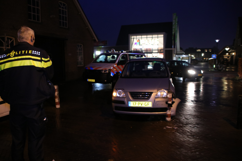 Automobilist ziet paaltje over het hoofd