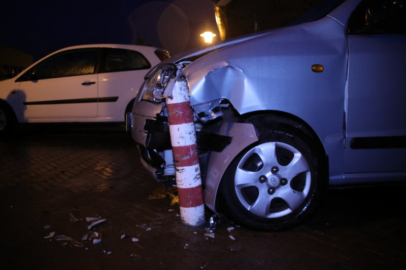 Automobilist ziet paaltje over het hoofd