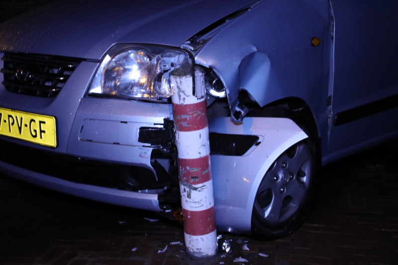 Automobilist ziet paaltje over het hoofd