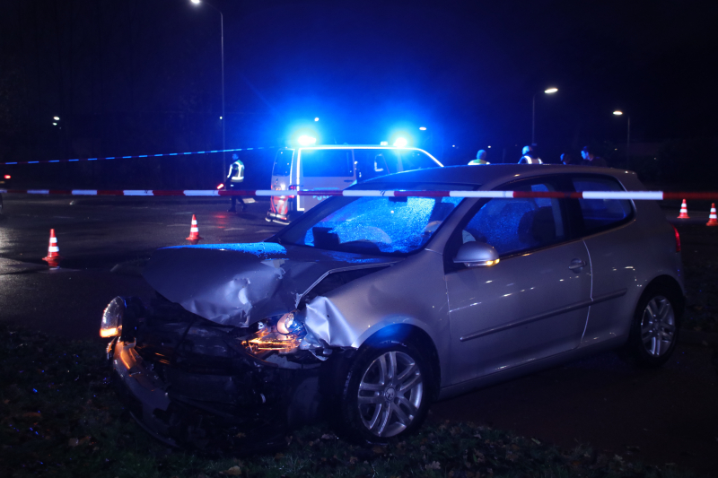 Twee auto's botsen op elkaar een gewonde