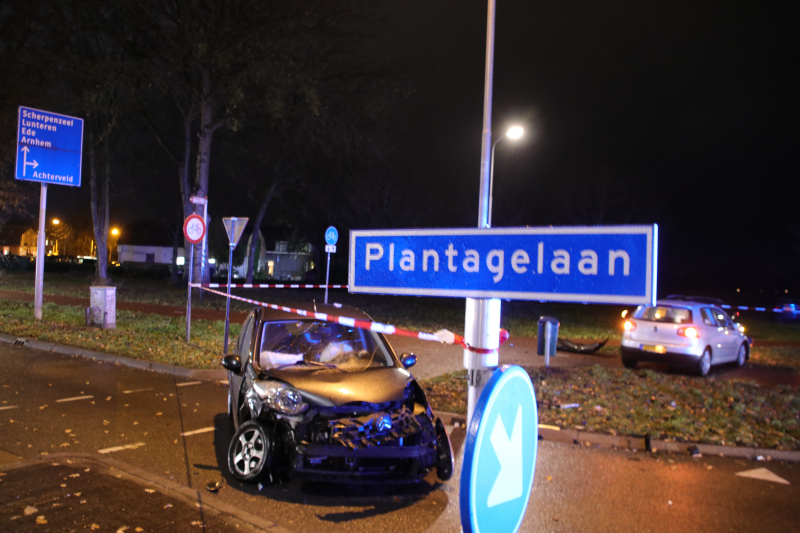 Twee auto's botsen op elkaar een gewonde