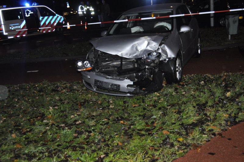 Twee auto's botsen op elkaar een gewonde