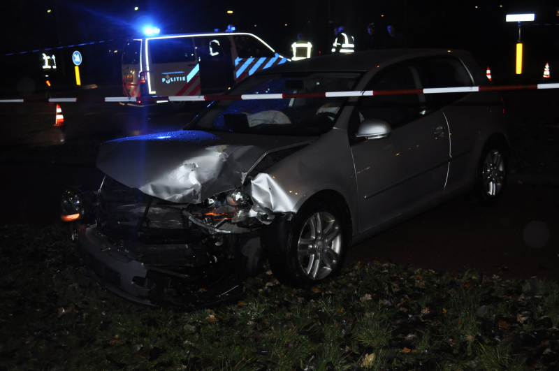 Twee auto's botsen op elkaar een gewonde