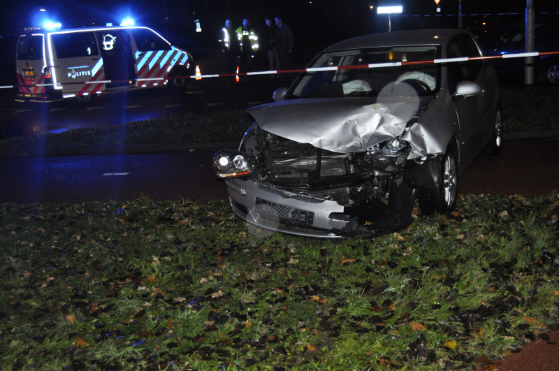 Twee auto's botsen op elkaar een gewonde