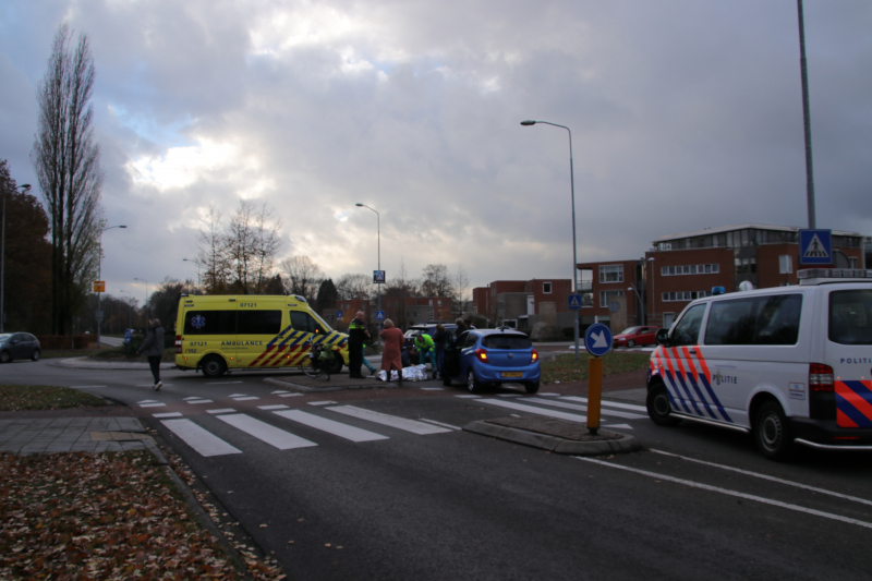 Fietser zwaargewond bij aanrijding op rotonde