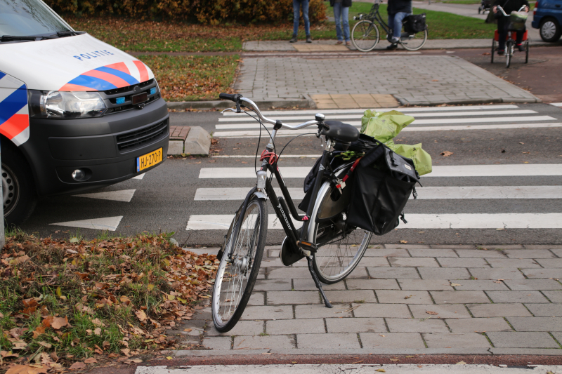 Fietser zwaargewond bij aanrijding op rotonde