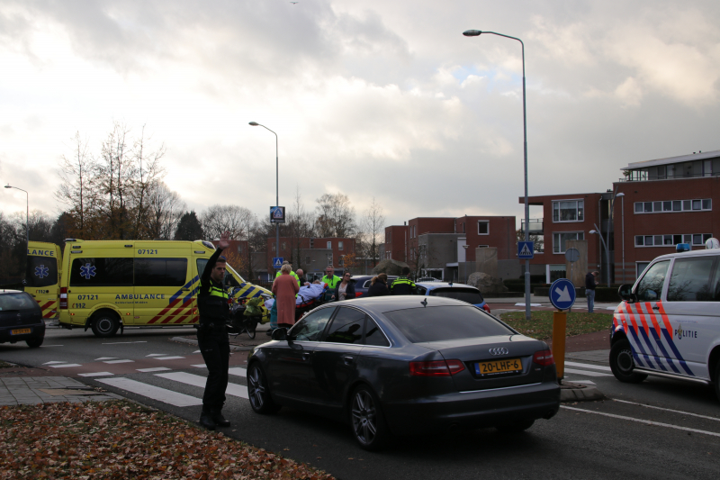 Fietser zwaargewond bij aanrijding op rotonde
