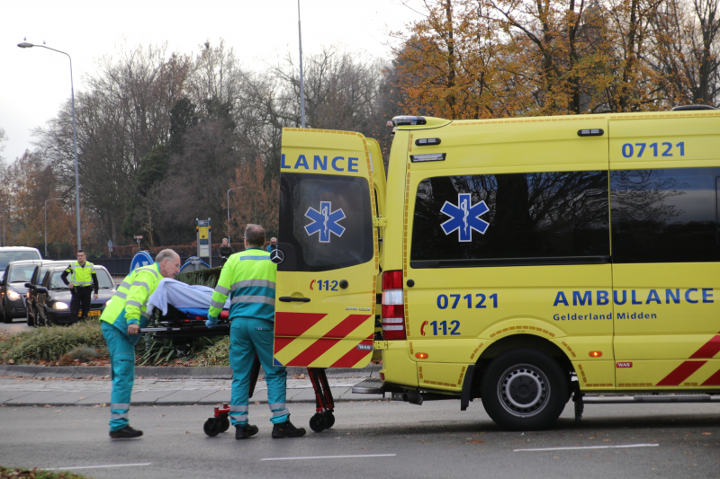 Fietser zwaargewond bij aanrijding op rotonde