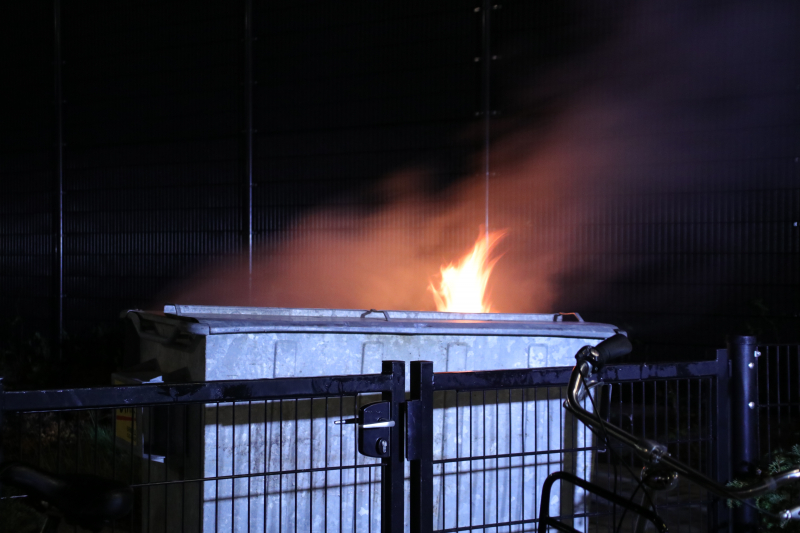 Containerbrand bij supermarkt