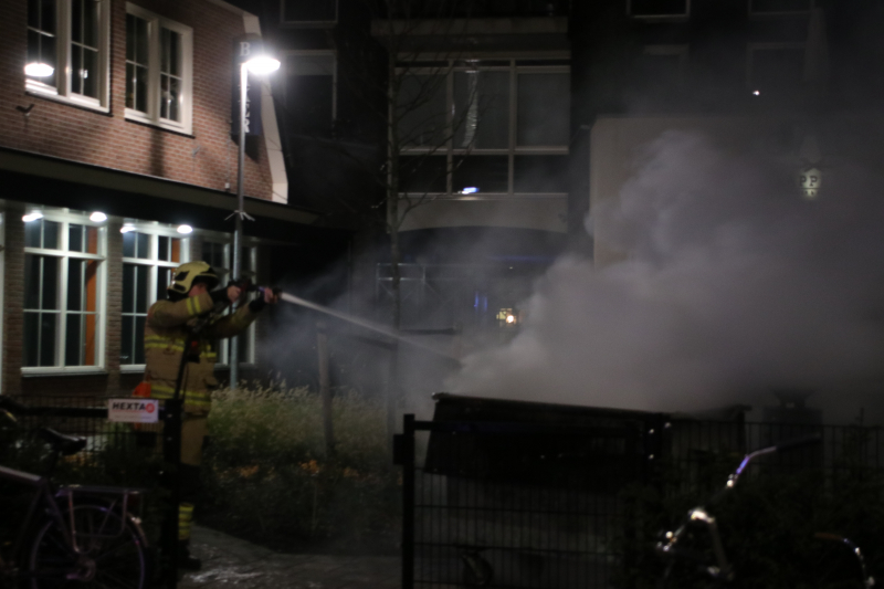 Containerbrand bij supermarkt