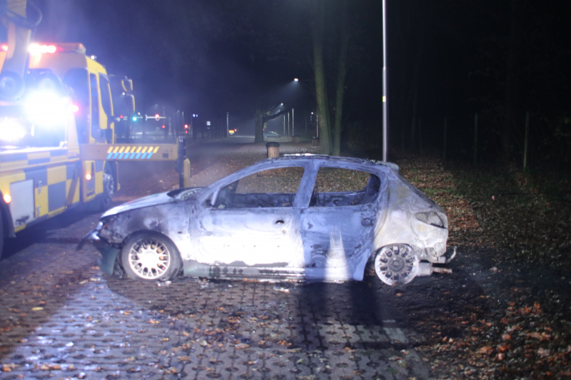 Auto uitgebrand op parkeerplaats