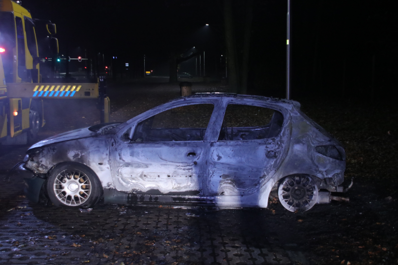 Auto uitgebrand op parkeerplaats